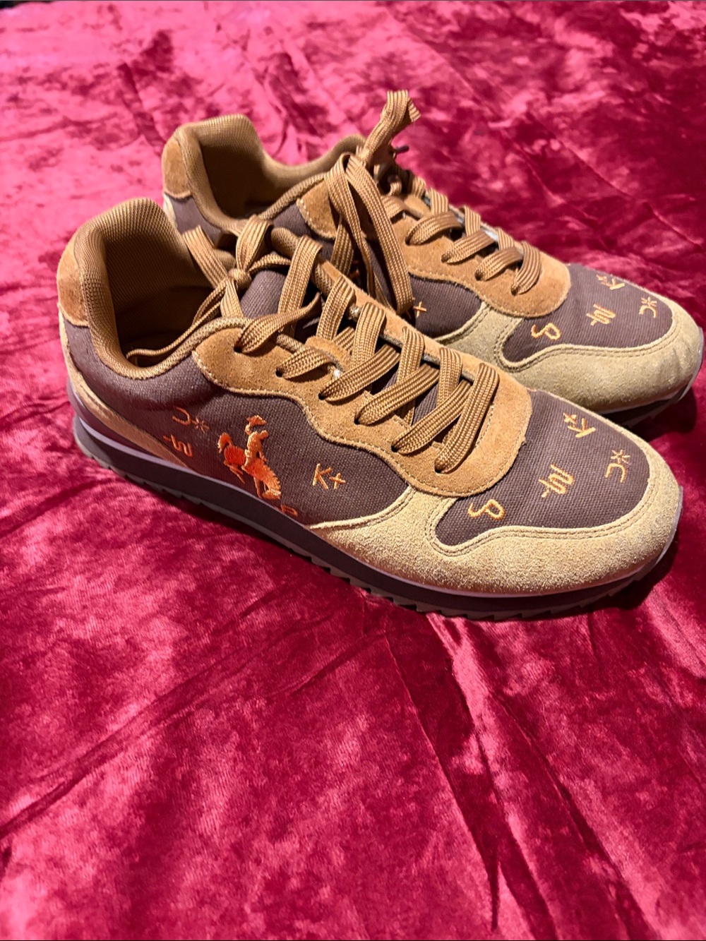 Heels & Spurs BRAND IT BRONC Sneakers western Rodeo Embroidered Brown Suede-Trim